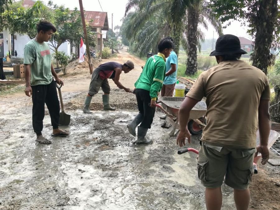 Pengecoran Lantai Jembatan Beton Tahap 7 Terus Dilaksanakan di Desa Kuala Mulia