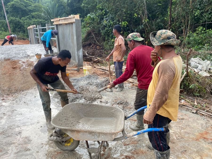 Pengecoran Lantai Jembatan Sungai Paya Dikebut, Delapan Tukang Dikerahkan