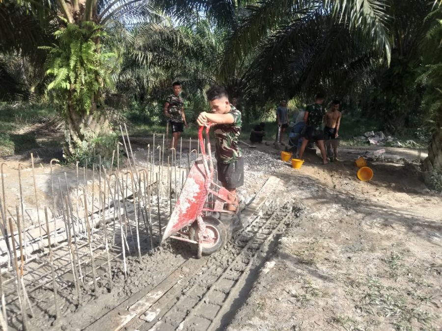 Pengecoran Lobang Angkur Jembatan Perintis Garuda Mulai Dikerjakan di Desa Sukaraja
