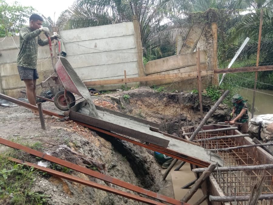 Pengecoran Pondasi Jembatan Garuda Armco Perkuat Akses Warga