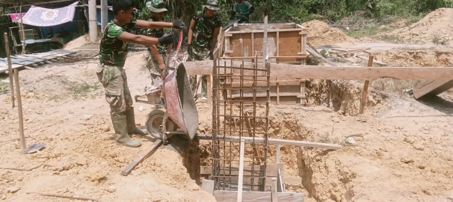 Pengecoran Pondasi Sling Angin, Jembatan Perintis Garuda Keritang Hulu Terus Dilanjutkan