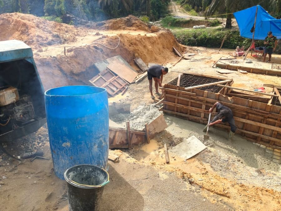 PENGECORAN TAPAK ANGKUR JEMBATAN GANTUNG GARUDA TAHAP III TERUS BERLANJUT