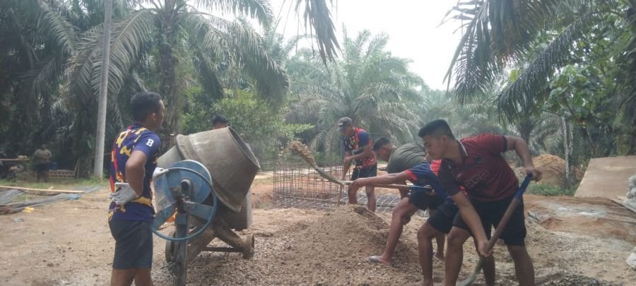 Pengecoran Tapak Jembatan Gantung Talang Pring Jaya Terus Dikebut