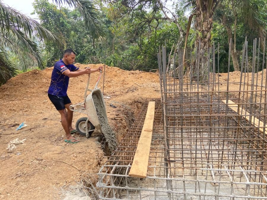 Pengecoran Tapak Jembatan Talang Pring Jaya Terus Dikebut Satgas Kodim