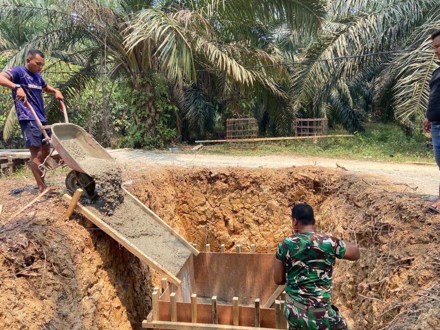 Pengecoran Tapak Pilon Dorong Pembangunan Jembatan Gantung Talang Pring Jaya