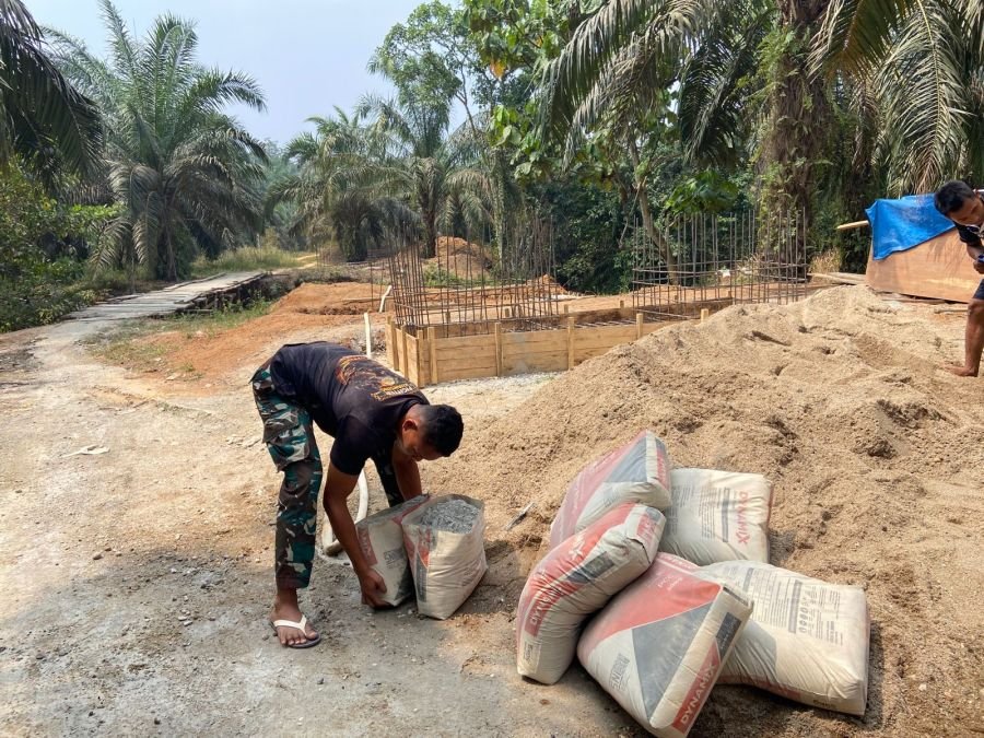 Pengecoran Tapak Tepi Jembatan Gantung Talang Pring Jaya Terus Berlanjut