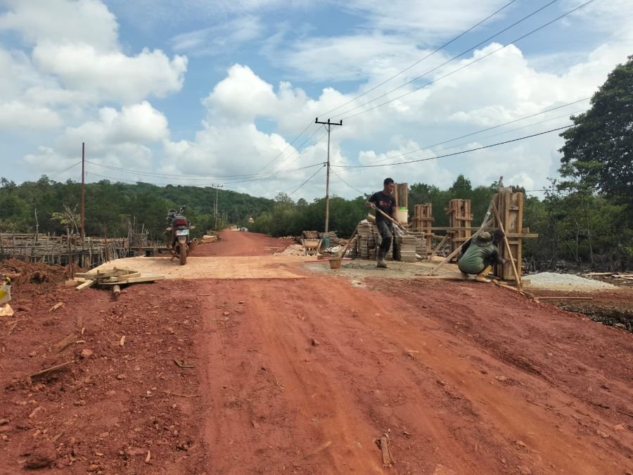 Pengecoran Tiang Pengaman Jembatan Sungai Mata III Dikebut