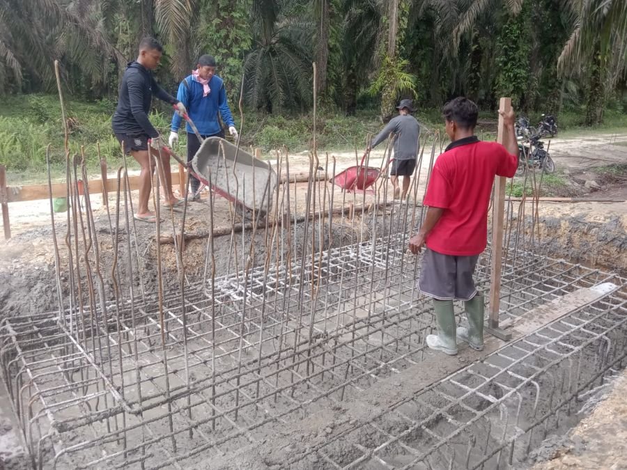 Pengerjaan pondasi abutmen terus dikebut meski cuaca hujan dan kondisi jalan licin