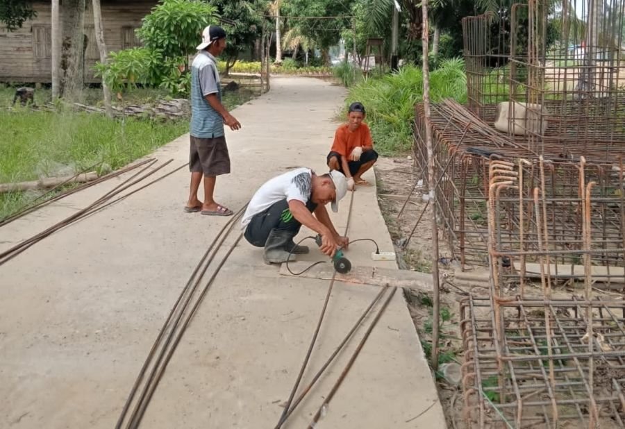 Pengerjaan Tulangan Pondasi Jembatan Garuda Terus Berlanjut, Koramil 06/Tanjung Medan Percepat