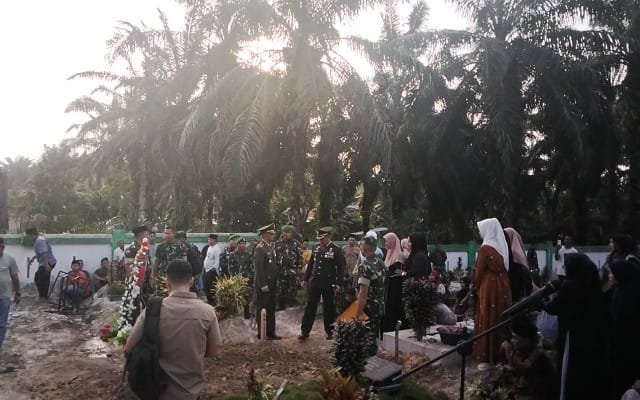 Penghoramatan Terakhir Kepada Sertu Sutikno,Koramil 16/Tapung Lakukan Pemakaman Secara Militer