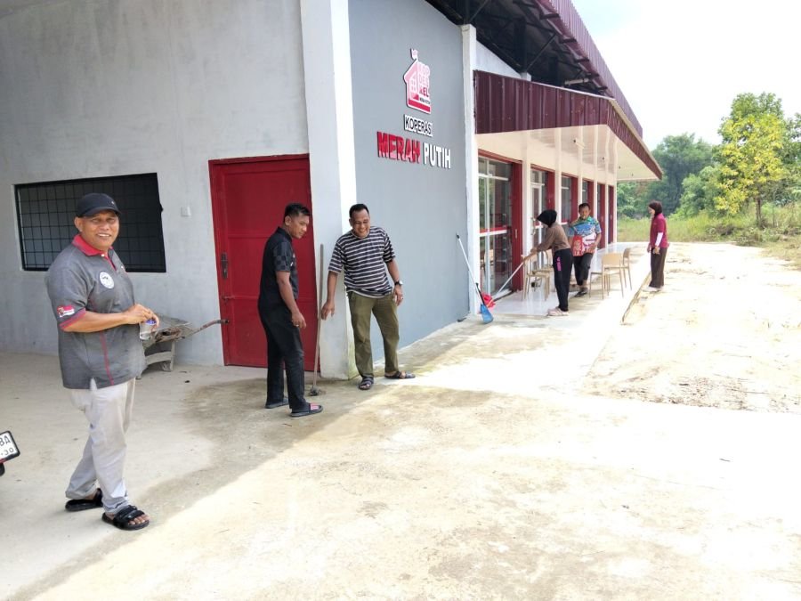PENGURUS, MANAJER DAN BABINSA GELAR GOTONG ROYONG, PERCEPAT PELUNCURAN BATCH 2 KDKMP SIMPANG PADANG