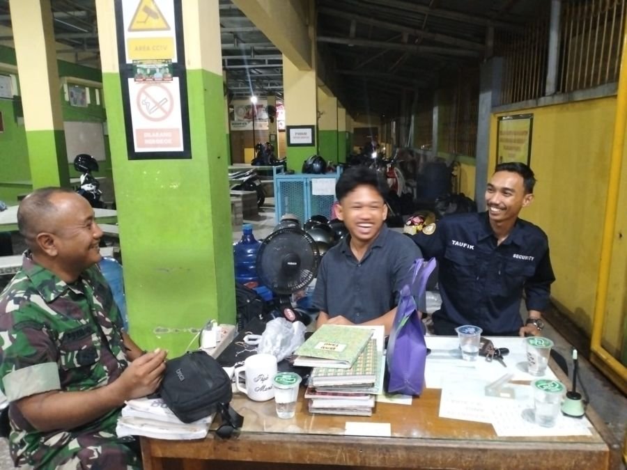Penuh Keakraban dan Canda Tawa, Babinsa Koramil 02/Kota Komsos Bersama Security Sekolah