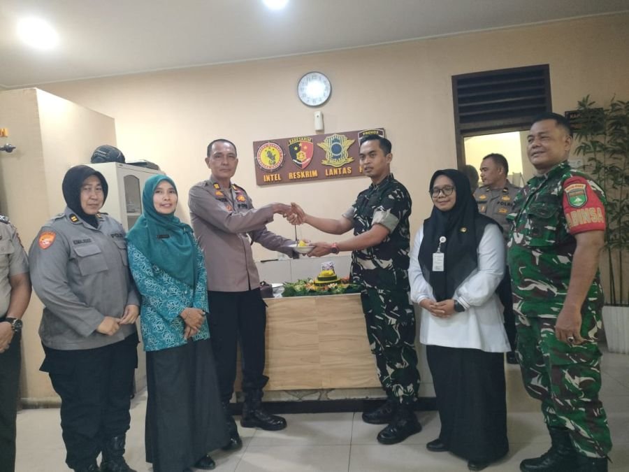 Penuh Keakraban, Danramil 04/Lph Bersama Anggota Rayakan HUT Bhayangkara ke-80 di Polsek Lima Puluh