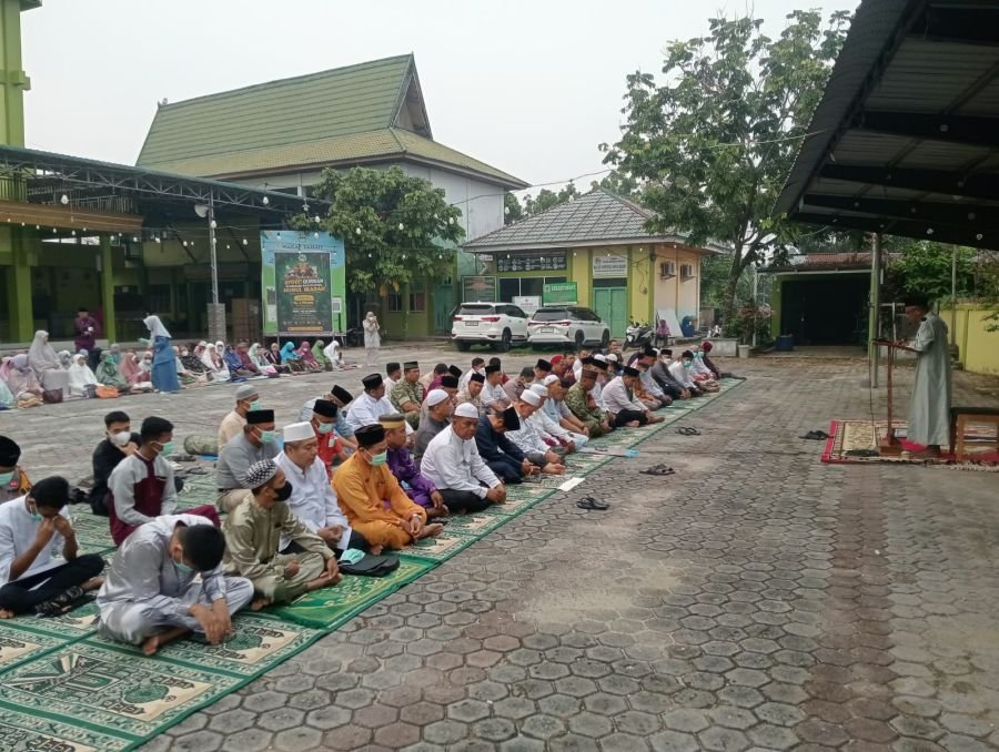 Penuh Khidmat, Babinsa Koramil 07/Tenayan Raya Monitor Sholat Istisqa Bersama Warga