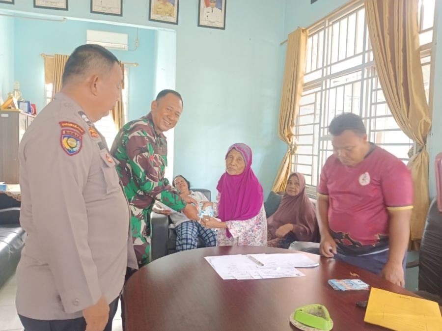 Penyaluran BLT-DD Desa Kiab Jaya Berjalan Lancar dengan Pendampingan Babinsa