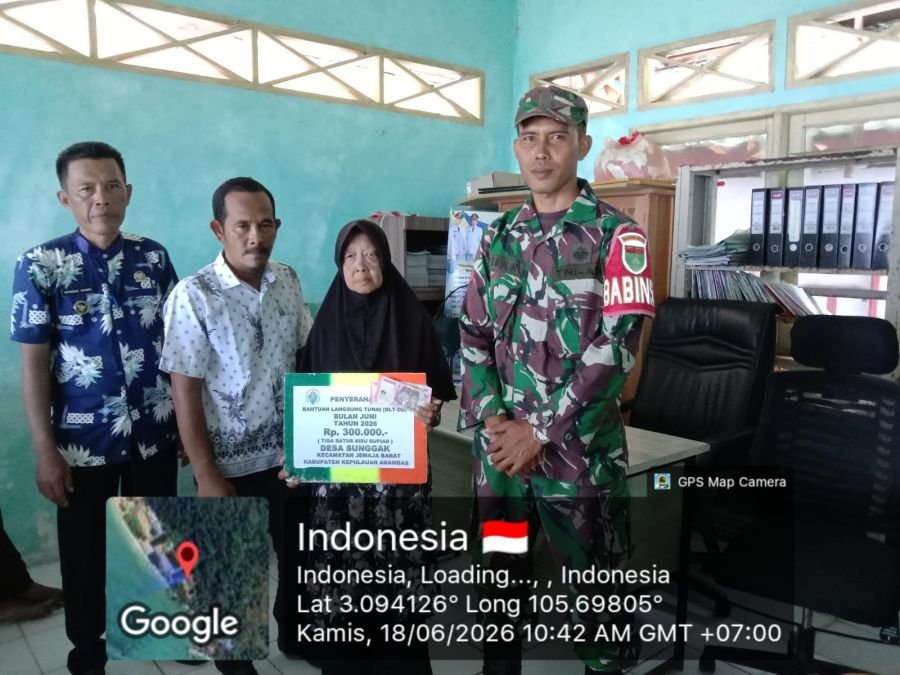 Penyaluran BLT DD Desa Sunggak Dikawal Babinsa Koptu Fian Hendratmo