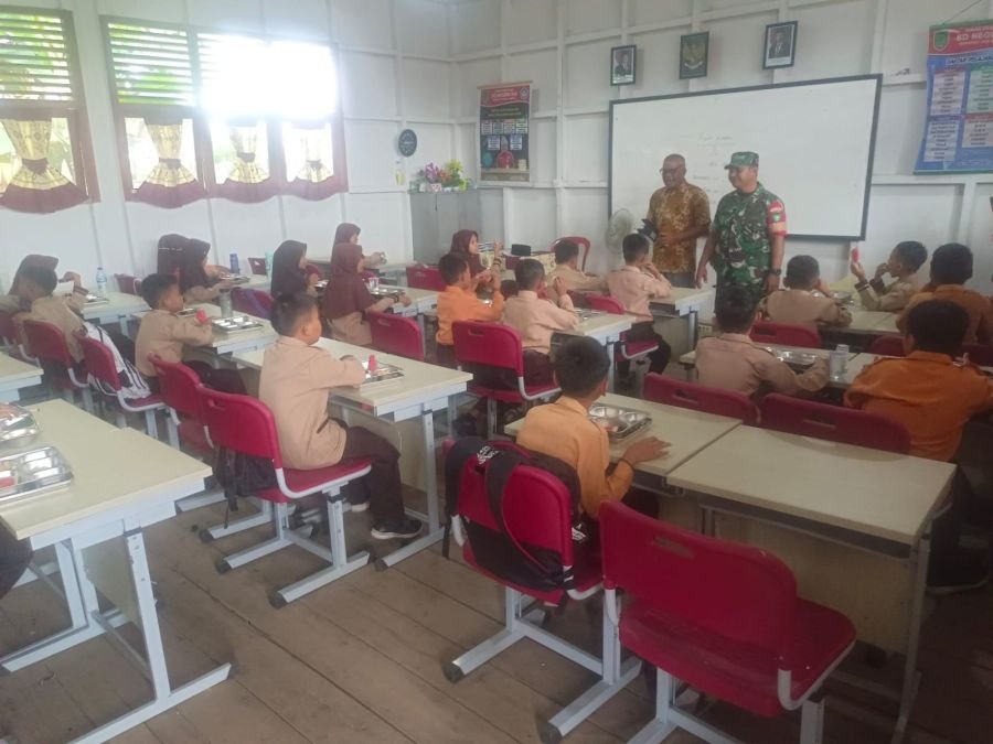 Penyaluran MBG di Tempuling Dikawal Babinsa Serka Ng. Sipayung untuk Jaga Ketertiban