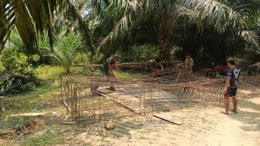 Perakitan Besi Pondasi Angkur Jadi Progress Pekerjaan Jembatan Perintis Garuda di Keritang Hulu