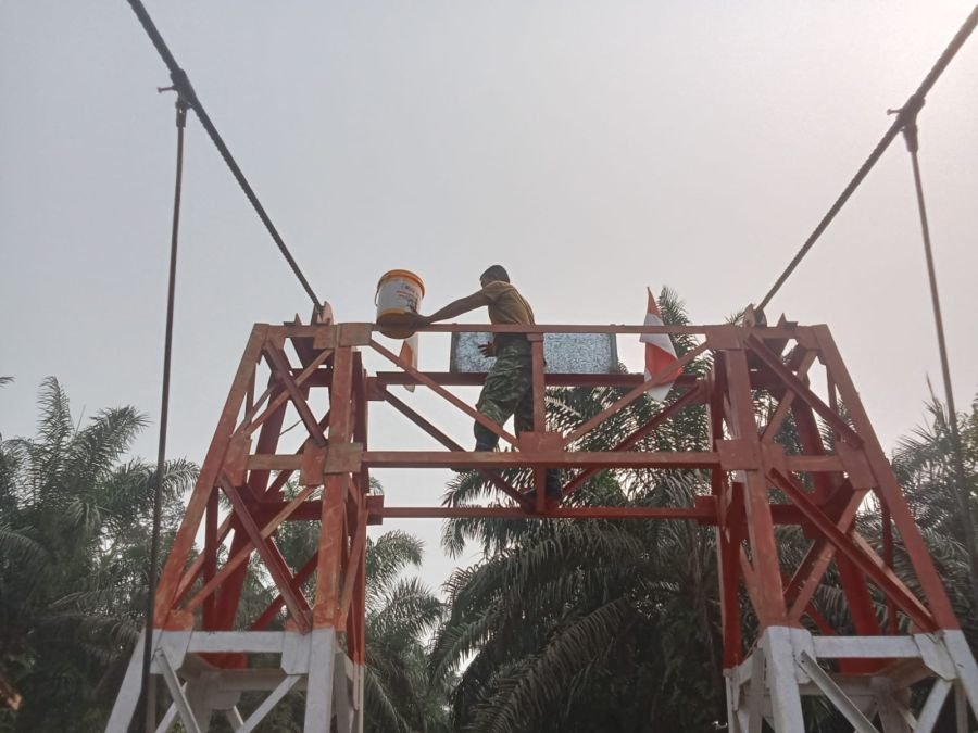 Perawatan Jembatan Gantung Garuda, TNI Bersama Masyarakat Oleskan Gemuk pada Sling dan Baut