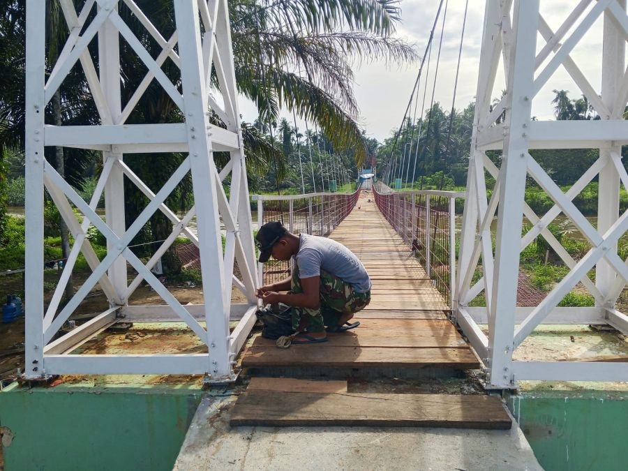 PERCEPAT AKSES MOBILITAS WARGA, PEMBANGUNAN JEMBATAN DESA MUARA MUSU MEMASUKI TAHAP PEMASANGAN LANTA