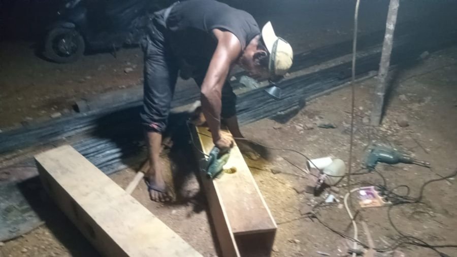 PERCEPAT PEMBANGUNAN, ANGGOTA SATGAS DAN WARGA LEMBUR RAKIT BESI JEMBATAN ARAMCO DESA TANJUNG BELIT