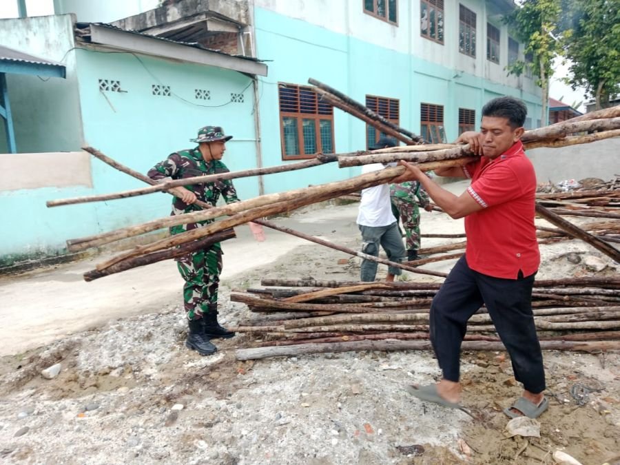 Percepat Rehab Sekolah Dasar, Babinsa Gotong Royong Karya Bakti Bersama Warga
