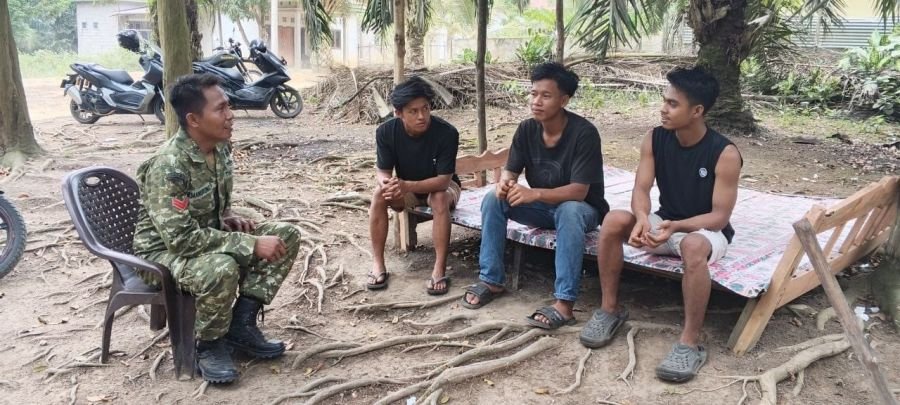 Pererat Hubungan Dengan Generasi Muda, Babinsa Koramil 05/Peranap Komsos di Desa Pandan Wangi
