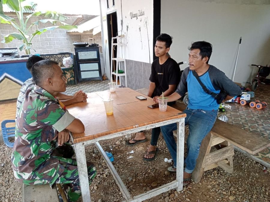 *Pererat Hubungan dengan Warga, Babinsa Koramil 05/Peranap Komsos di Desa Selunak*