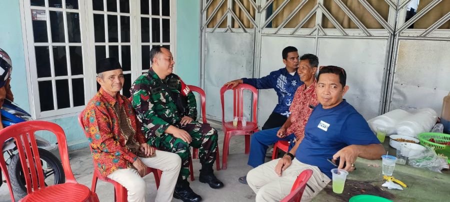 Pererat Hubungan dengan Warga, Babinsa Koramil 05/Sail Laksanakan Komsos di Kelurahan Pematang Kapau