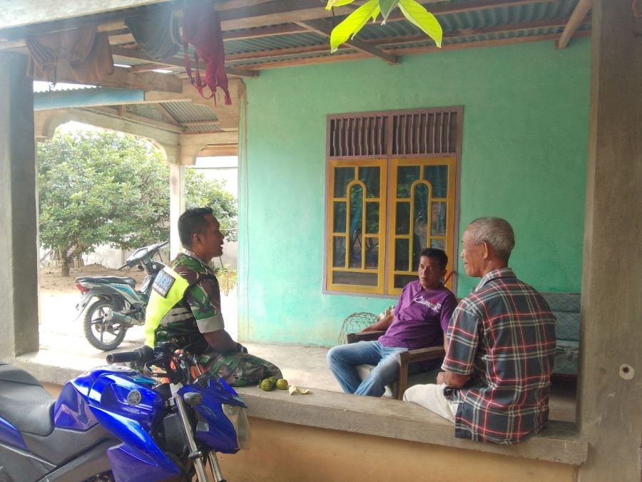 Pererat Hubungan Kekeluargaan, Koptu Junedi Kunjungi Rumah Warga Desa Binaan