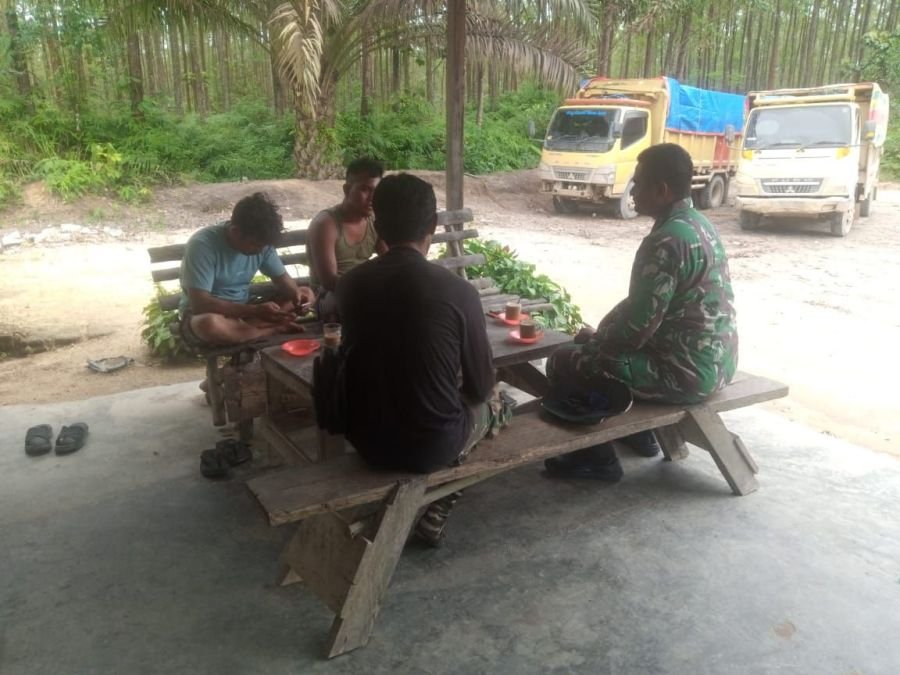 *Pererat Hubungan Silaturahmi, Babinsa Koramil 06 Siak Hulu Gelar Komsos dengan Warga di Wilayah*