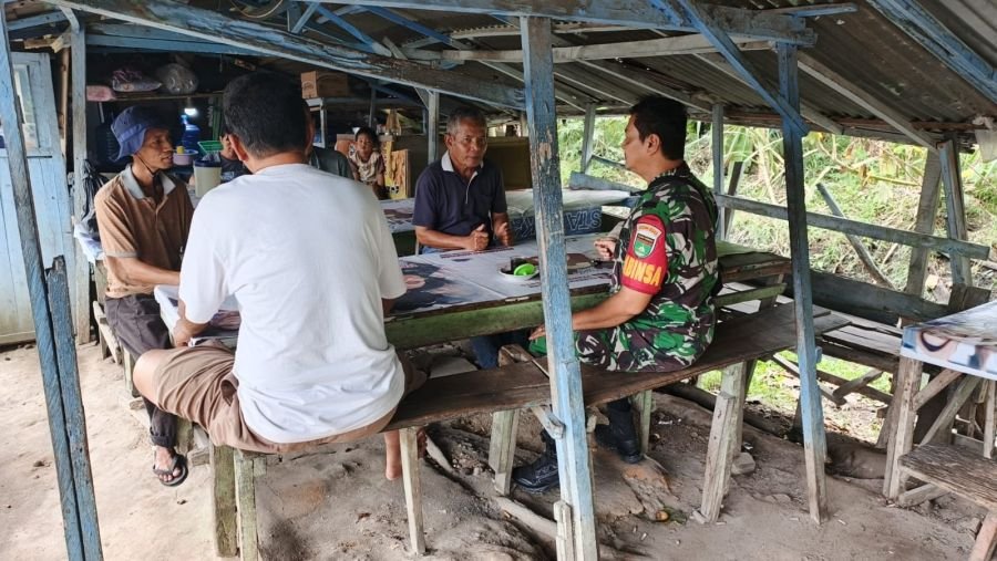 Pererat Keakraban, Babinsa Koramil 05/KK Dim 0313/KPR Laksanakan Komsos Bersama Warga Desa Sungai Pe