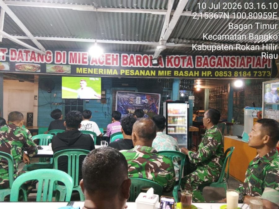 Pererat Kebersamaan, Anggota Koramil 01/Bgk Nobar Kemenangan Prancis 2-0 atas Maroko Bersama Warga