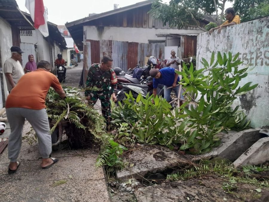 Pererat Kebersamaan, Babinsa Kampung Dalam Bersama Warga Gotong Royong Bersihkan Lingkungan