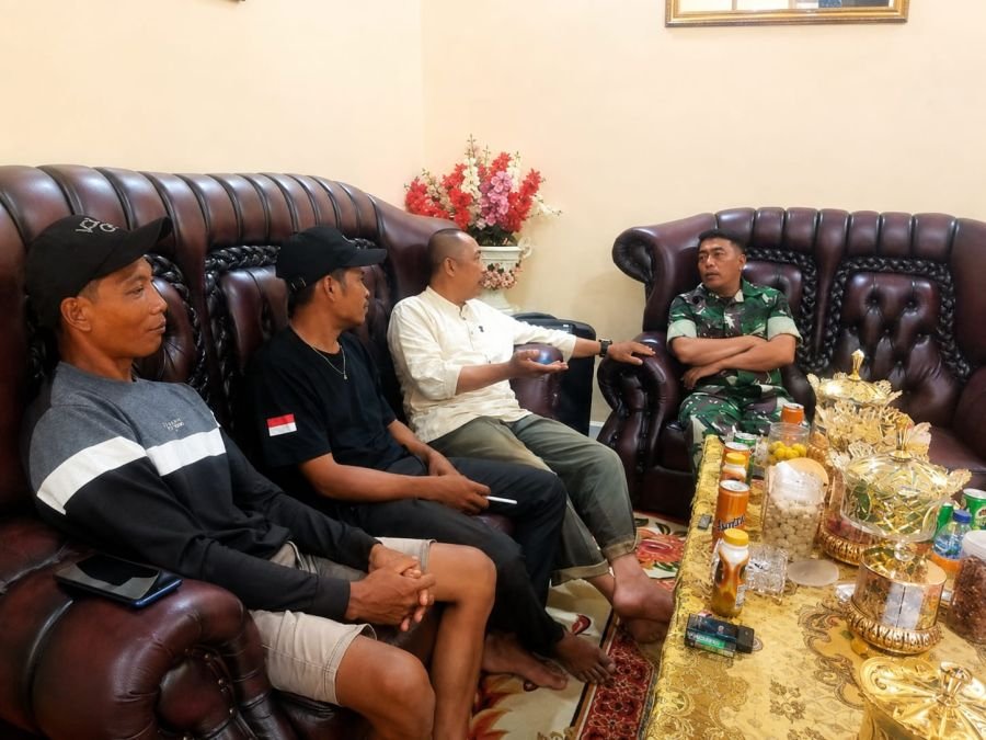 Pererat Kebersamaan: Babinsa Koramil 07/Reteh Komsos Bersama Tokoh Masyarakat Pulau Kijang