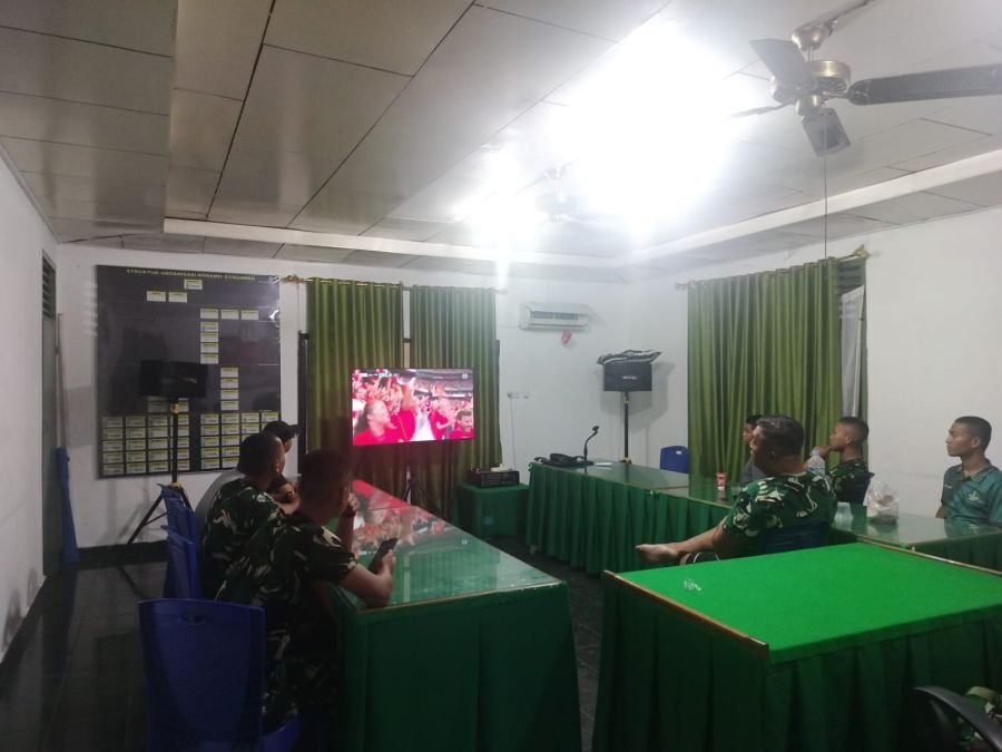 Pererat Kebersamaan, Babinsa Koramil 03/Mandau Gelar Nobar Bersama Warga