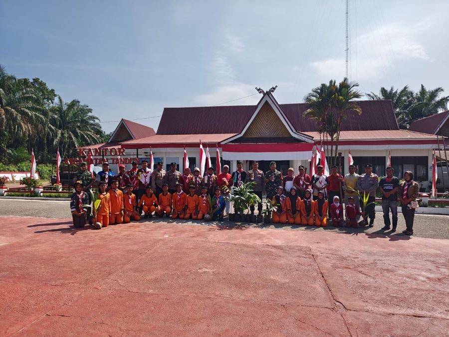 Pererat Kebersamaan, Babinsa Koramil 08/TDN Dampingi Agenda Bhakti Pramuka Kec. Tandun