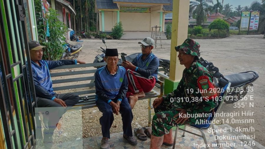 Pererat Kebersamaan, Babinsa Suhada Koramil 02/Tam Komduk Bareng Warga dan Perangkat Desa