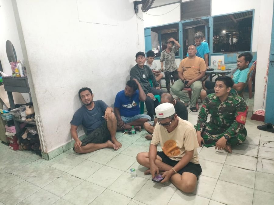 Pererat Kebersamaan dengan Warga, Babinsa Koramil 04/LPH Gelar Nobar Semifinal Piala Dunia 2026