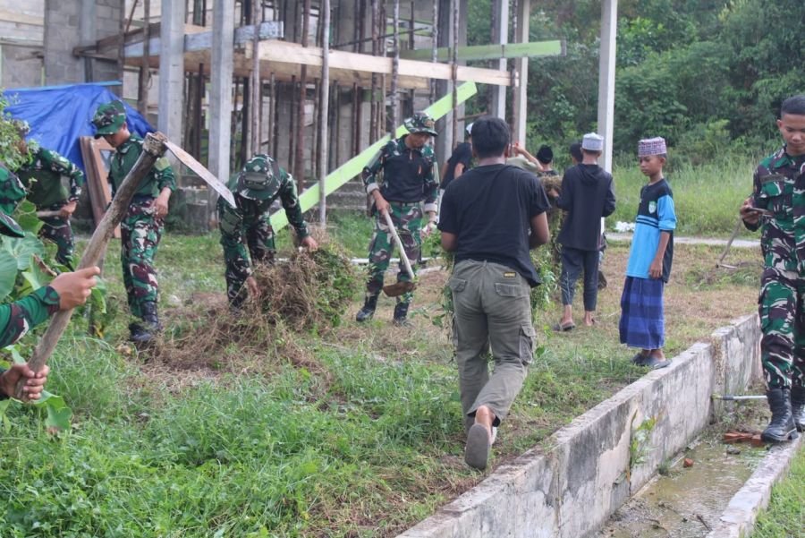 Pererat Kebersamaan, Yonif TP 849/BS dan Warga Bersihkan Ponpes Baitul Mukhlasin