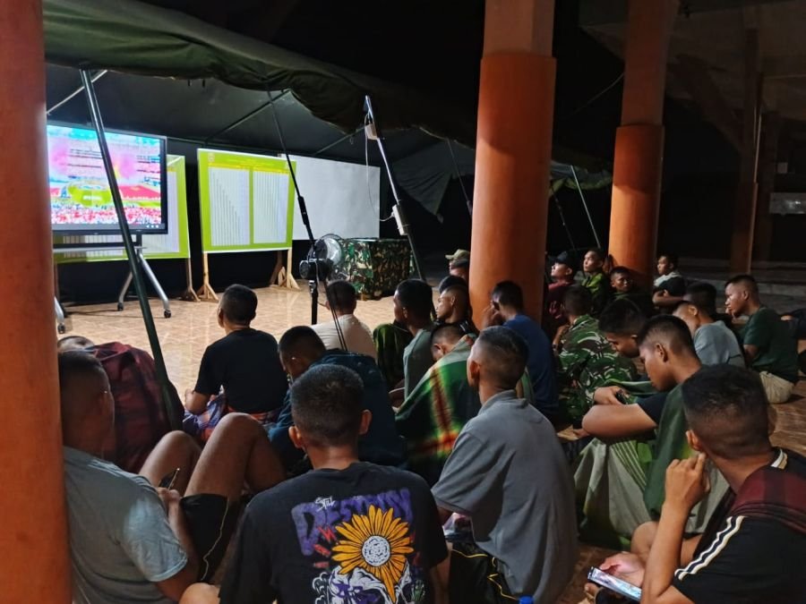 Pererat Kebersamaan, Yonif TP 952/IB Gelar Nobar Piala Dunia Bersama Warga