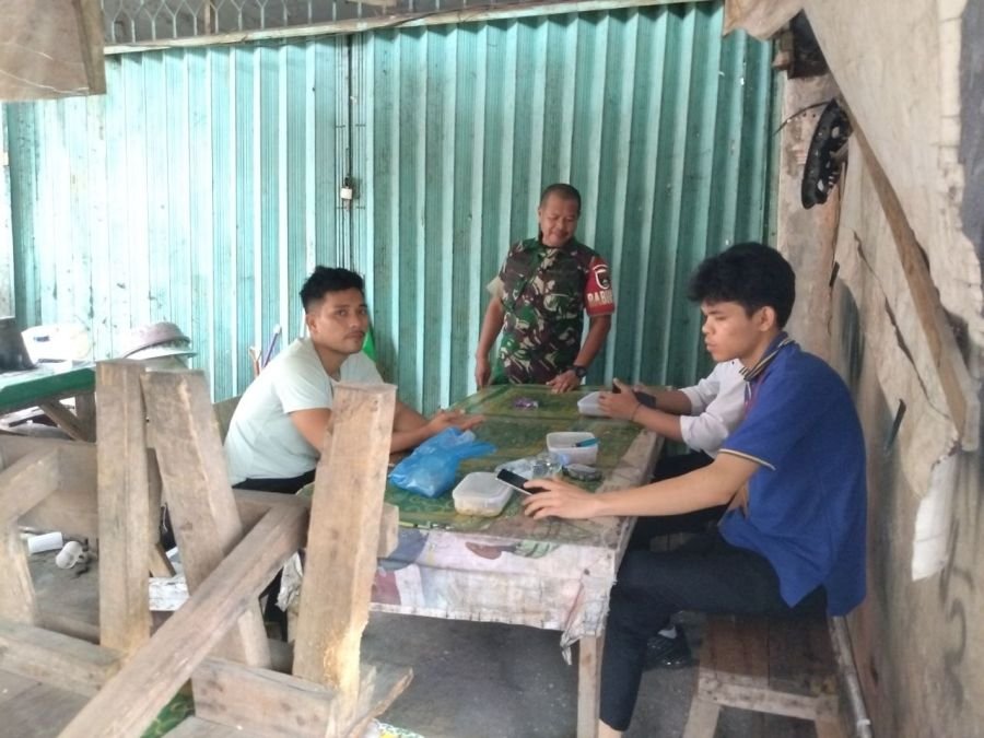 Pererat Kedekatan dengan Generasi Muda, Babinsa Kelurahan Sago Jalin Komsos di Wilayah Binaan