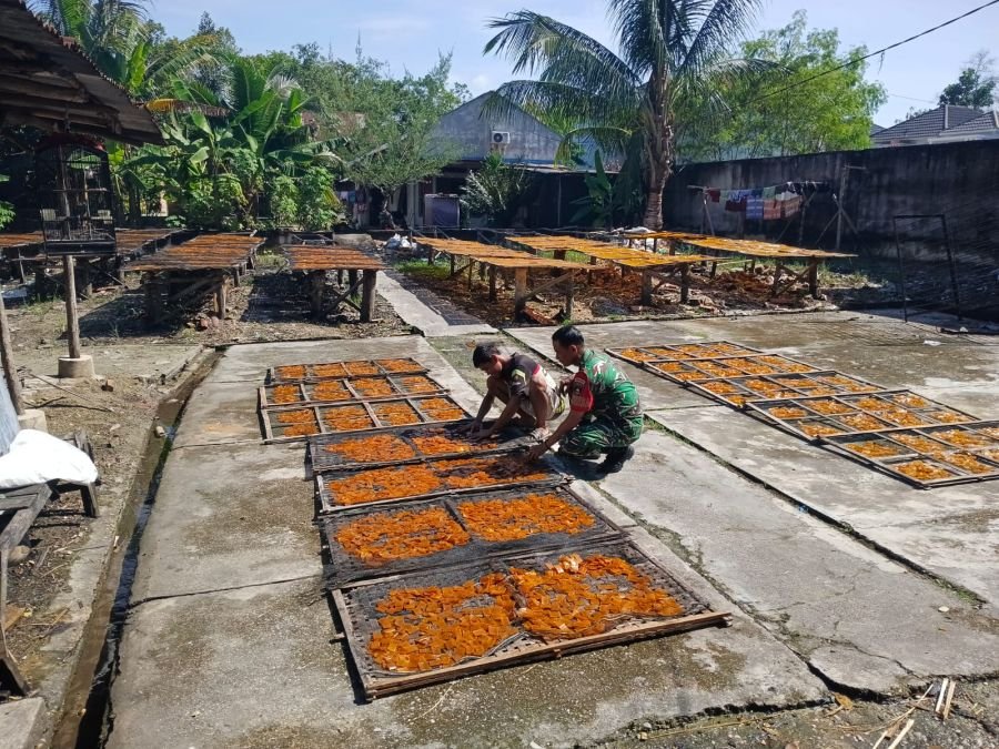 Pererat Kedekatan dengan Warga, Babinsa Koramil 05/Sail Beri Motivasi Pelaku UMKM