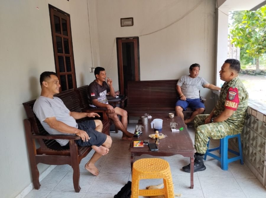 Pererat Kedekatan dengan Warga, Babinsa Batu Hitam Serda Okiap Laksanakan Komsos di Ranai