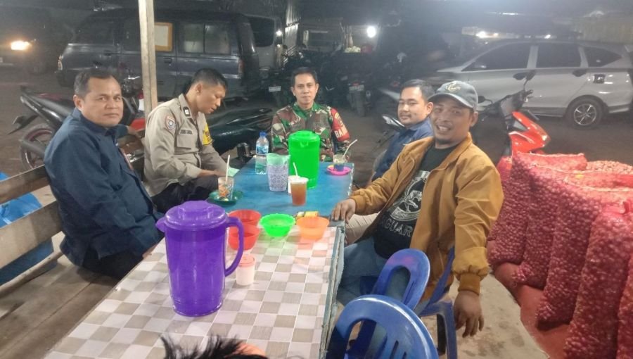 Pererat Kedekatan dengan Warga, Babinsa dan Bhabinkamtibmas Sambangi Pasar Induk Bandarraya