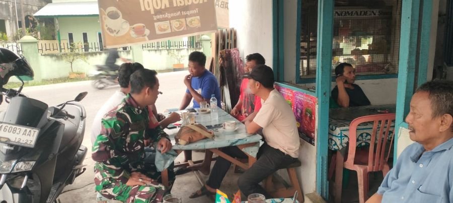 Pererat Kedekatan dengan Warga, Babinsa Tanjung Rhu Ajak Masyarakat Peduli Kebersihan dan Cegah DBD