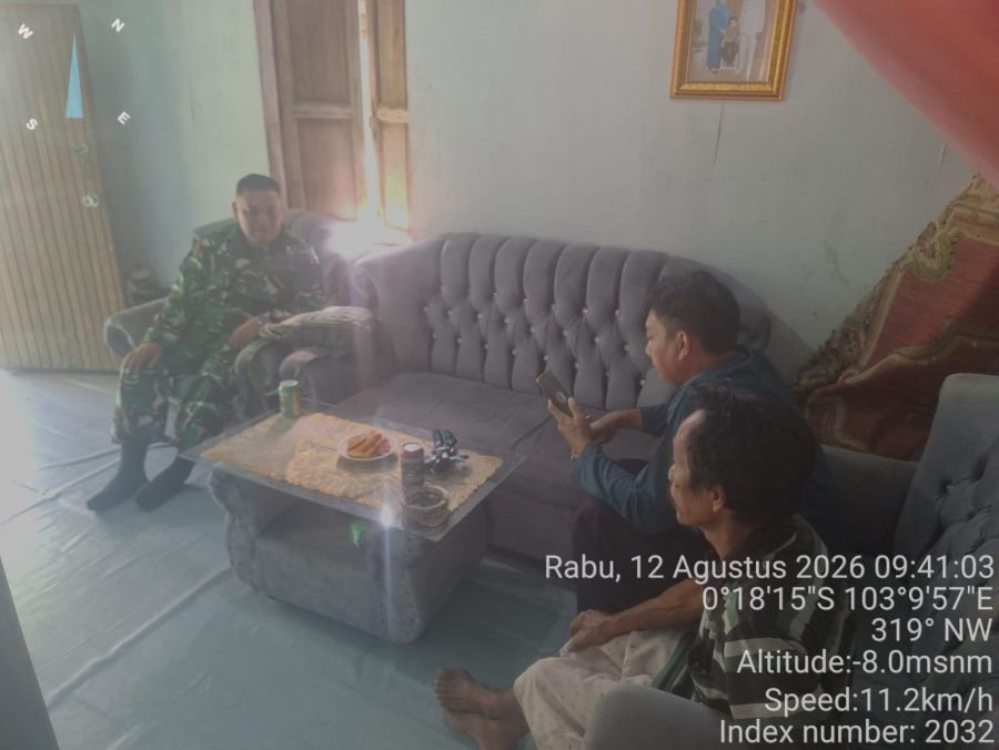 Pererat Kemanunggalan, Babinsa Enok Gelar Komsos Bersama Warga Simpang Tiga Daratan