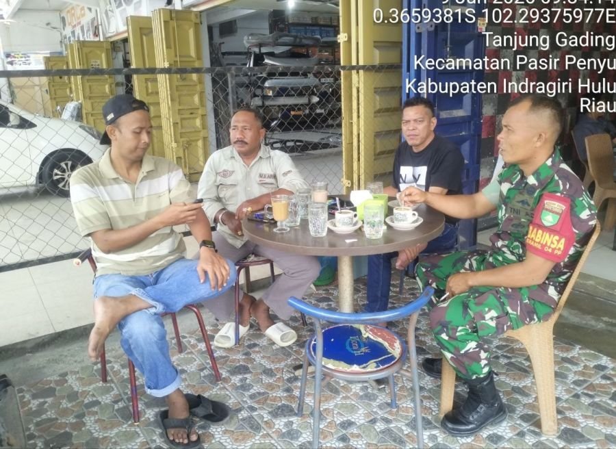 Pererat Kemanunggalan, Babinsa Koramil 04/PP Laksanakan Komsos di Wilayah Pasir Penyu