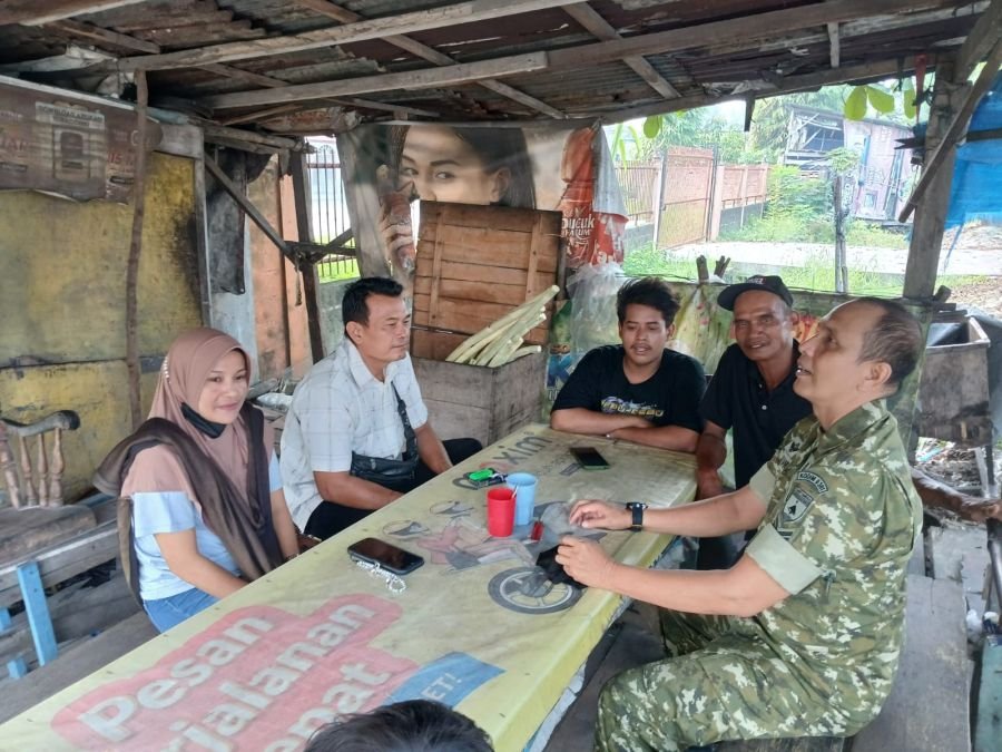 Pererat Kemanunggalan TNI dan Rakyat, Babinsa Sukajadi Aktif Jalin Komunikasi dengan Warga