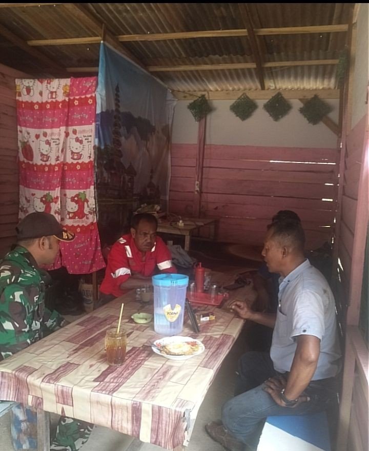 Babinsa Singingi Hilir Temui Warga di Warung Kopi, Serap Aspirasi